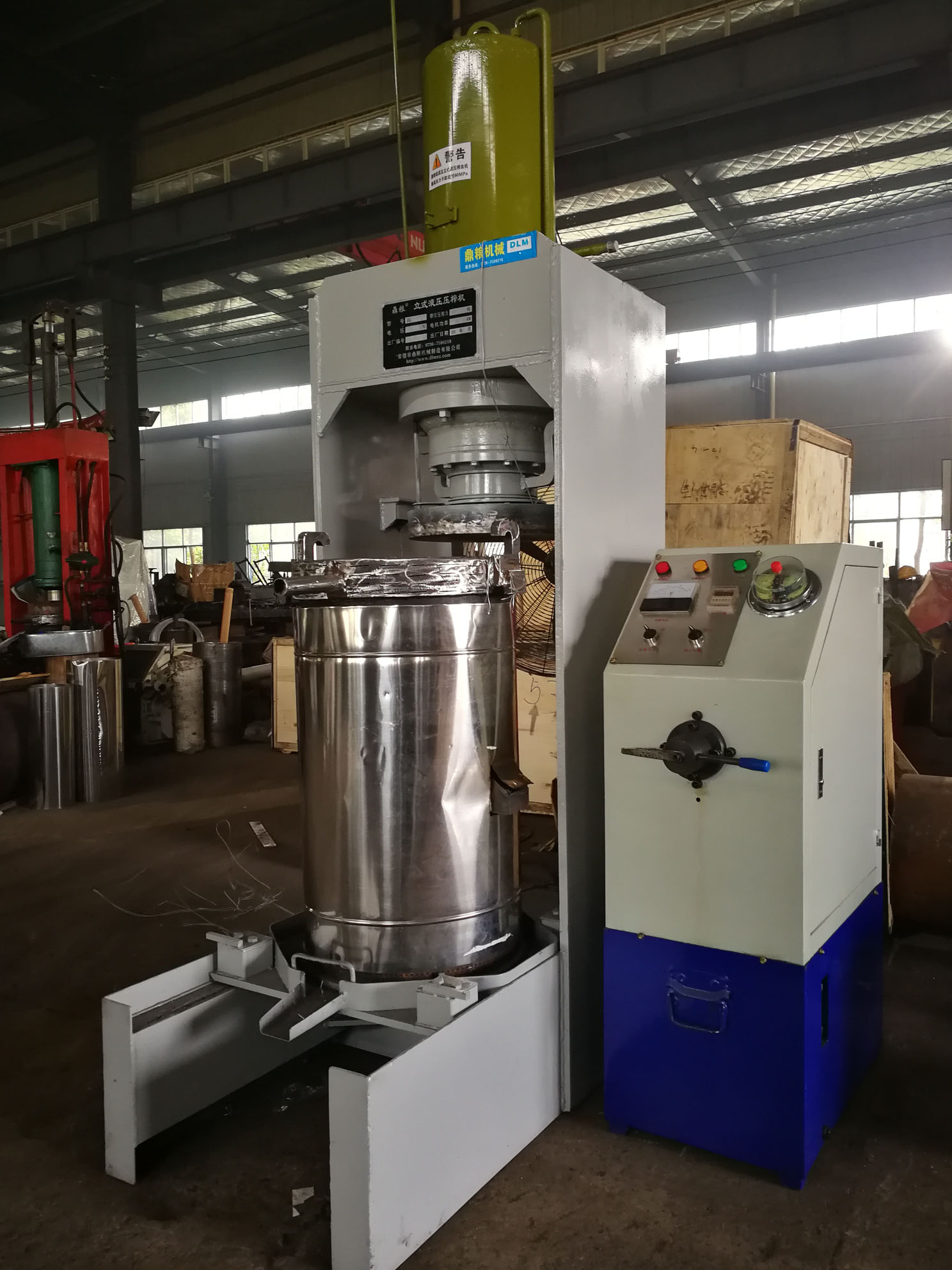 不銹鋼超高壓立式液壓壓榨機(jī)，果汁壓榨機(jī)，果渣壓榨機(jī)，藥材壓榨，油渣處理，白土壓榨